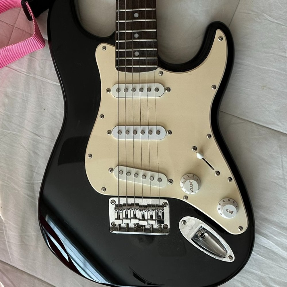 SQUIER MINI FENDER GUITAR
